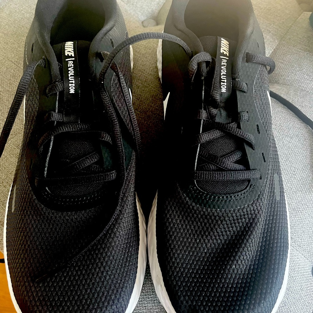 Nike revolution 5 new!!!!🖤